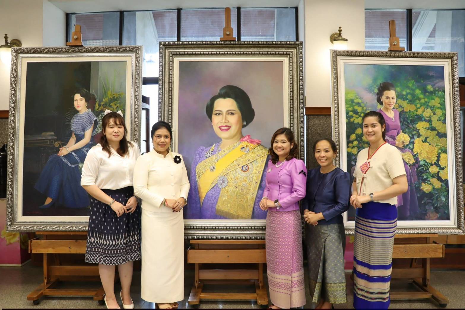 title - ศพส. จัดงาน “รักแห่งศิลป์ รักแห่งแผ่นดิน” เพื่อน้อมรำลึกในพระมหากรุณาธิคุณของสมเด็จพระนางเจ้าสิริกิติ์ พระบรมราชินีนาถ พระบรมราชชนนีพันปีหลวง ณ ศูนย์ส่งเสริมและพัฒนาอาชีพเสริมนอกภาคการเกษตร (ศูนย์ศิลปาชีพบางไทรฯ เดิม)